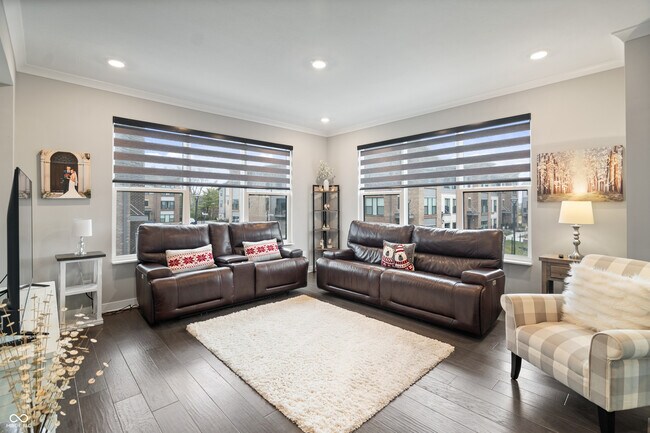 Building Photo - 661 Golborne St