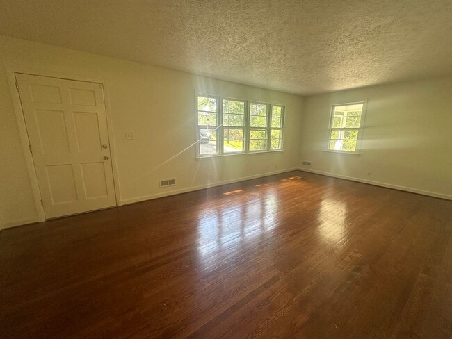 Building Photo - 1604 McCall Dr