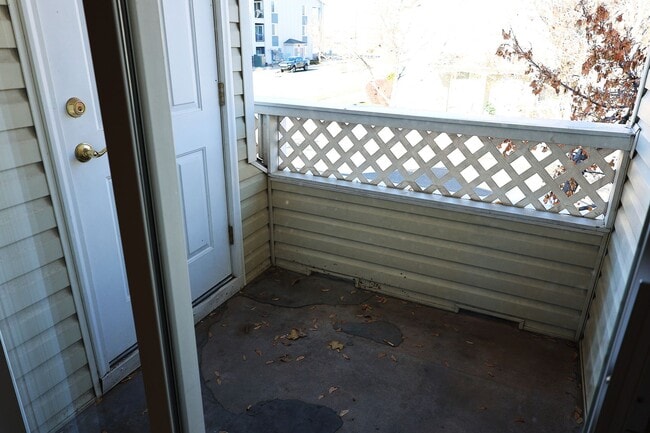 Building Photo - CUTE, CUTE, CUTE 3 BDRM TOWNHOME WITH GAS FIREPLACE!