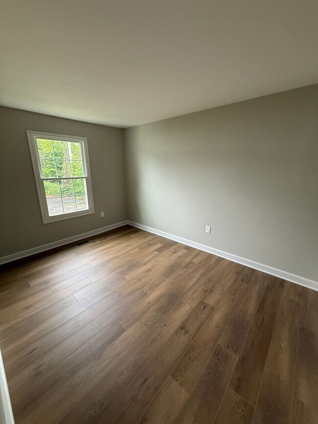 Building Photo - 5853 Suitland Rd