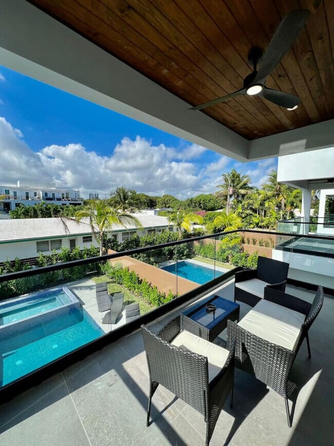 Building Photo - 547 NE 16th Ave