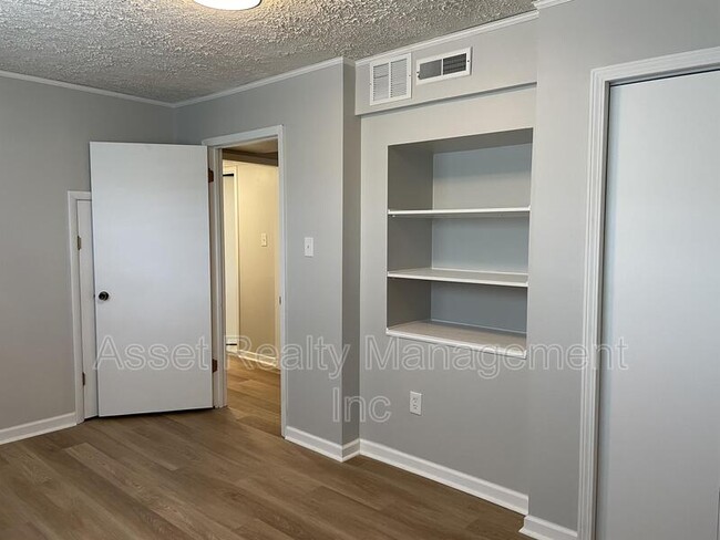 Building Photo - 608 Augustan Ln