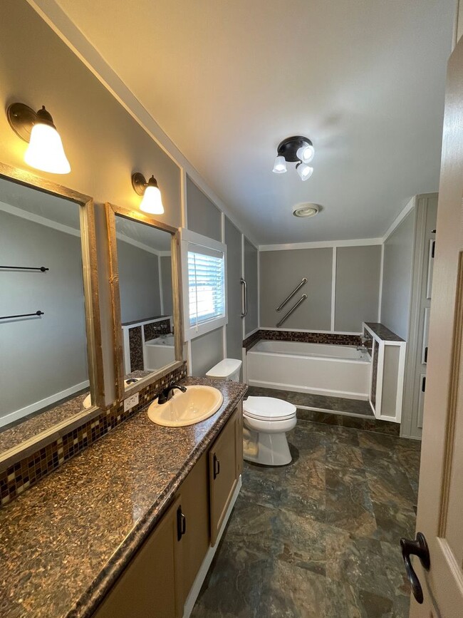 Building Photo - Country with the convenience of city locat...
