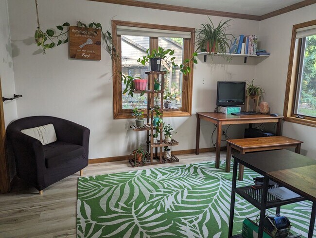 Building Photo - Four Bedroom Neenah House