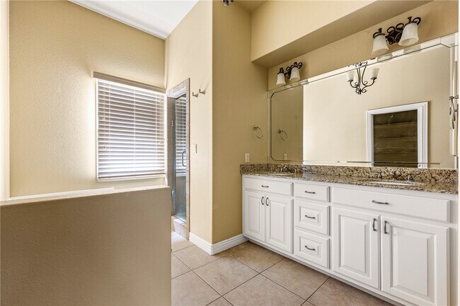 Building Photo - 2700 S Everest Ave