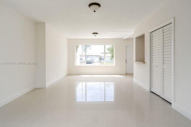 Building Photo - 3110 SW 33rd Ave