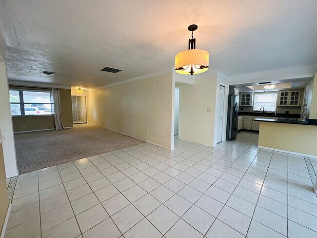 Building Photo - Spacious 2 Bedroom 2 Bathroom Seminole Home with Yard