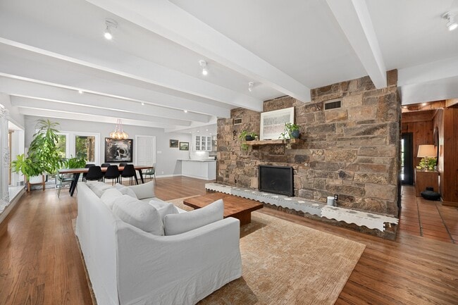 Building Photo - 907 Crystal Creek Dr