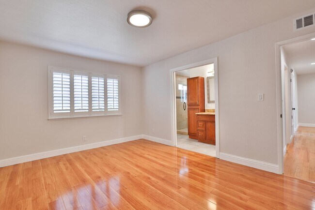 Building Photo - 1327 Essex Way