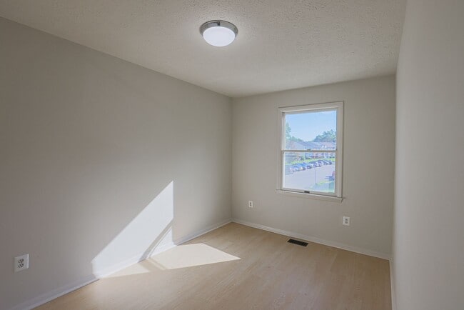 Building Photo - 17 Pocasset Ct