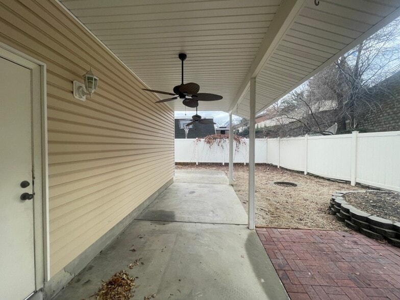 Building Photo - 1442 E Sandy Hills Dr