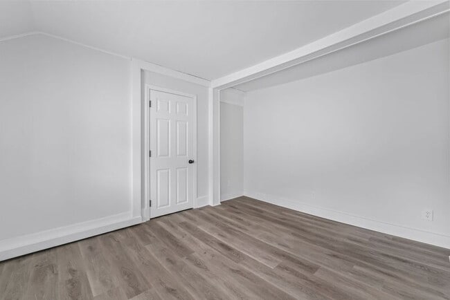 Building Photo - 2 New St