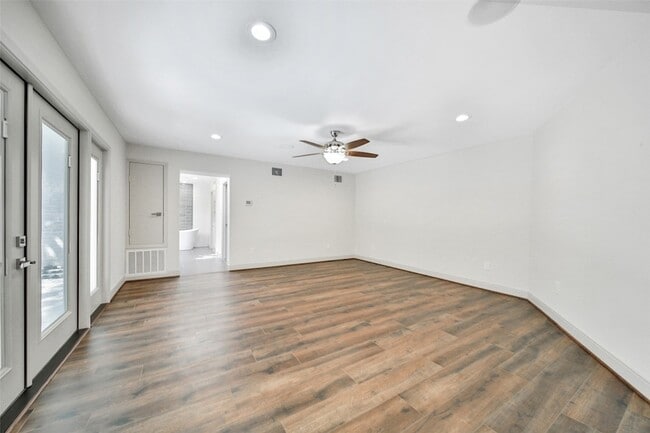 Building Photo - 15607 Memorial Dr