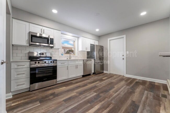 Building Photo - 390 Oak Ave