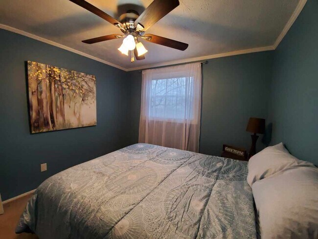 Building Photo - Furnished family home with large fenced backyard