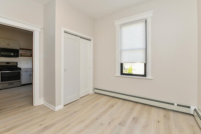 Building Photo - 722 27th St