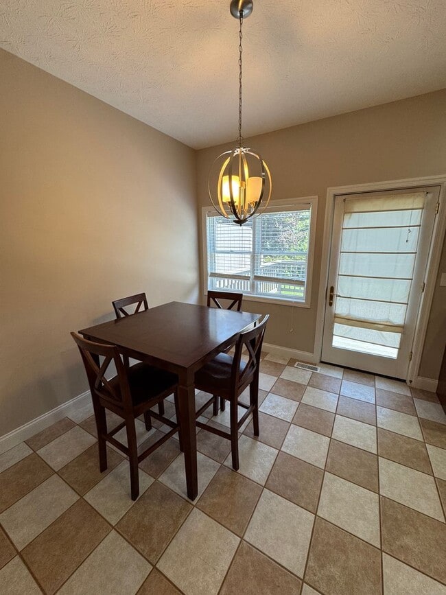 Building Photo - 2 Bed 2 full and 2 1/2 Bath- Imperial PA