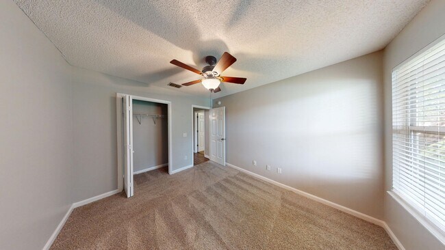Building Photo - 3Bed/ 2Bath Home - Available Now!