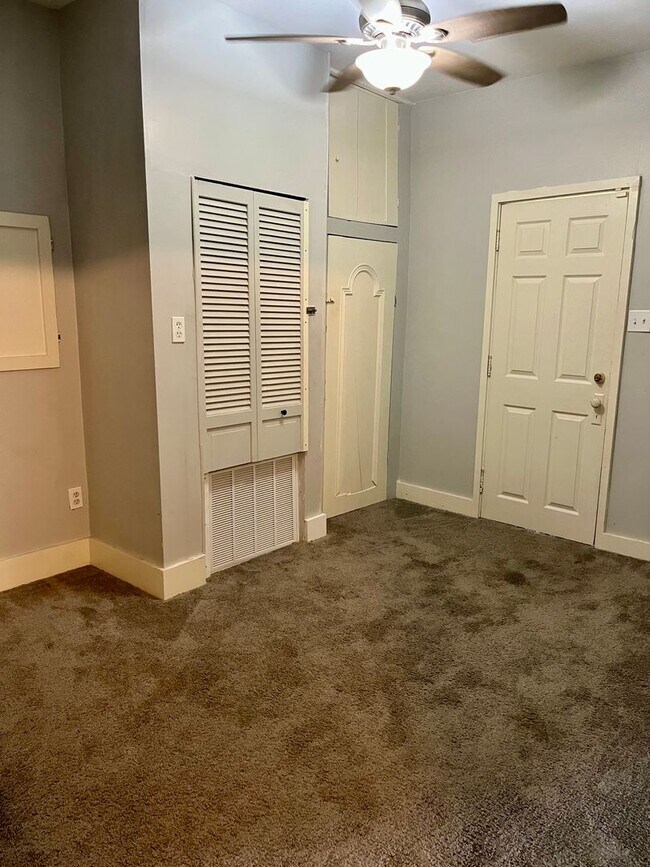 Building Photo - Charming Cottage in the Heart of Hammond! ...