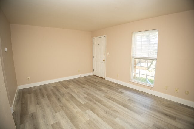 Building Photo - 907 E Cedar Way