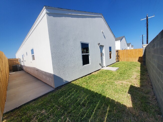 Building Photo - 1305 E Iris Ave