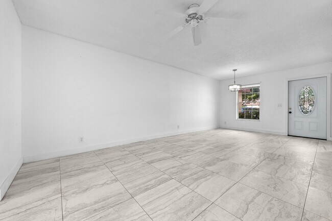 Building Photo - 811 Salem Ln