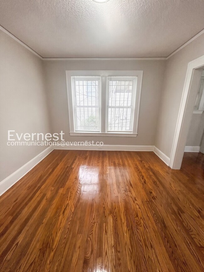 Building Photo - 856 N Cameron Ave