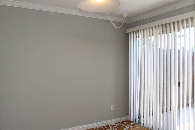Building Photo - Spacious 3B/2.5BA UTC Townhouse w/ Garage,...