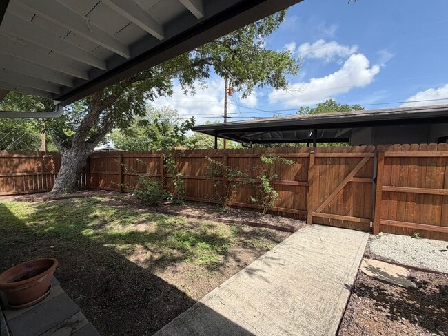 Building Photo - 2555 W Kings Hwy