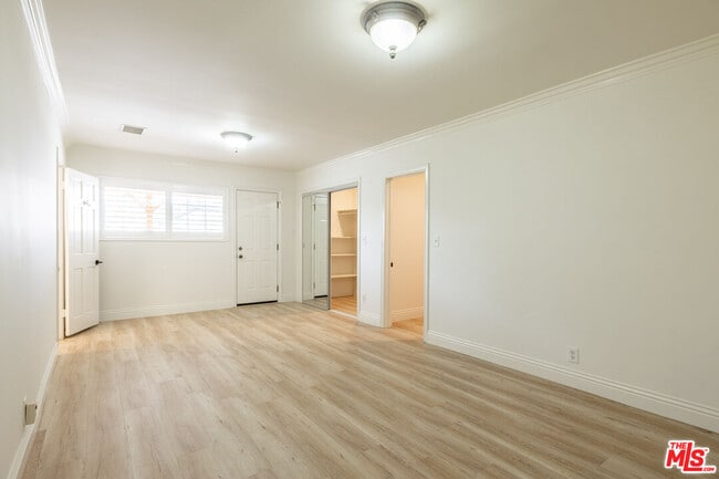 Building Photo - 445 S Mansfield Ave