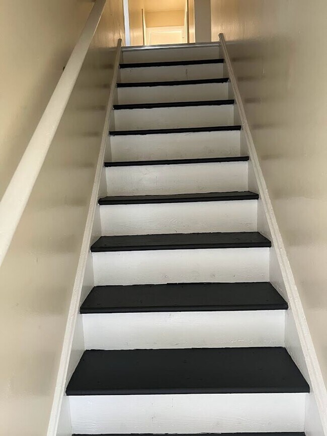 Building Photo - Newly updated 2nd floor Laurel Springs condo, Exeter Township