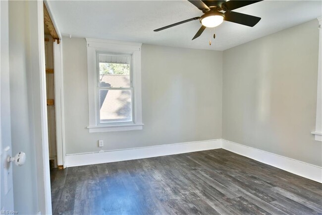 Building Photo - 781 Oak Knoll Ave SE