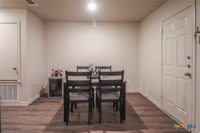 Building Photo - 1914 Castroville Trl