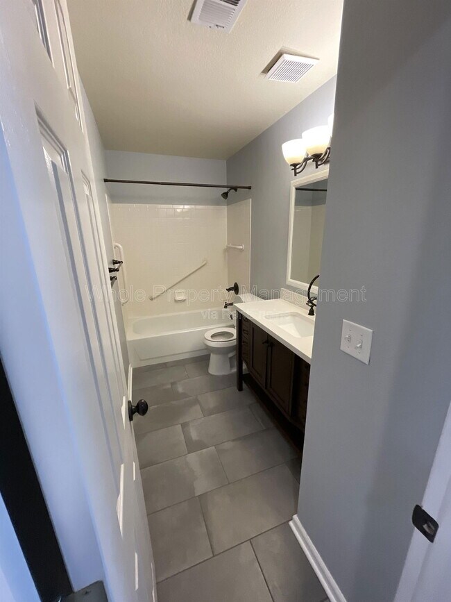 Building Photo - 2737 W Greens Dr