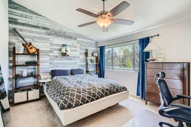 Building Photo - 16242 Hollyridge Dr