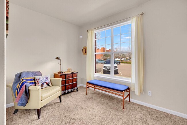 Building Photo - Immaculate 3 Bedroom Townhome Near Downtown COS