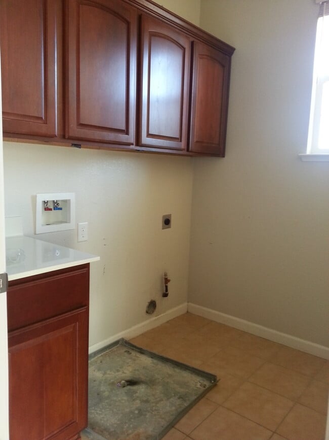 Building Photo - Located in a great neighborhood 5Bdm 3Ba Home With 2 Car Garage