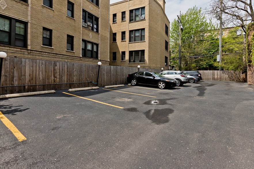 Building Photo - 588 W Hawthorn Pl