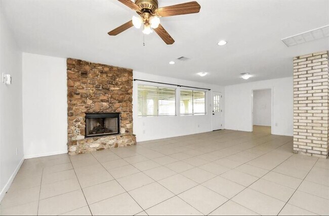 Building Photo - 12305 Pine Oak Dr
