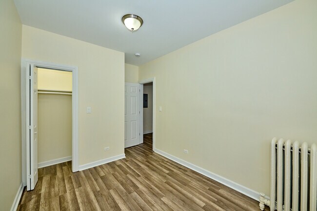 Building Photo - 1355 W Touhy Ave