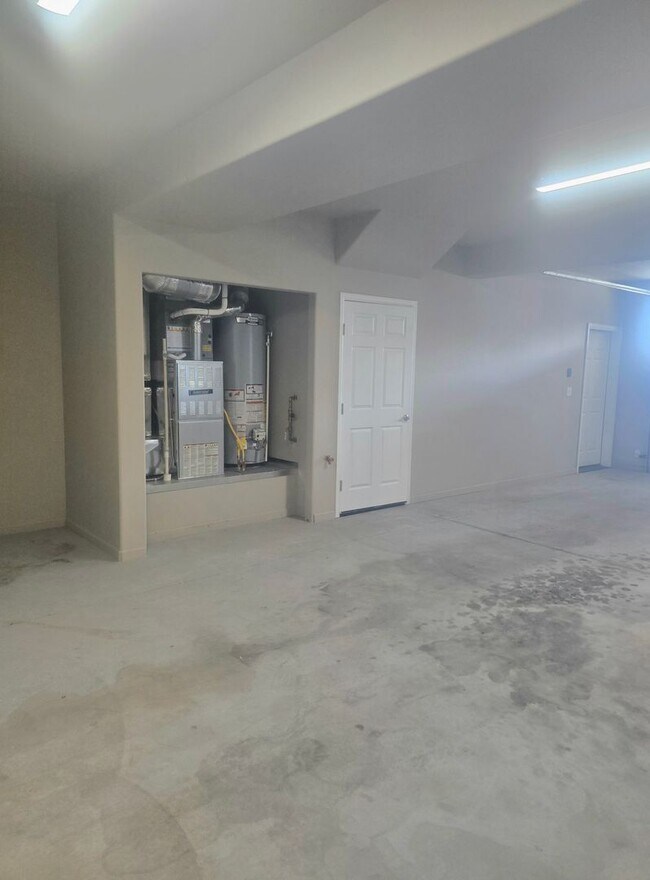 Building Photo - 1558 Poplar Dr