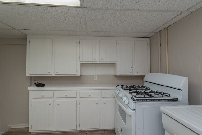 Building Photo - Updated 1 bed/1 bath apartment, great loca...