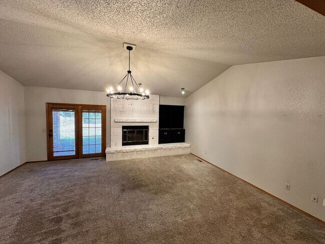 Building Photo - Spacious 3 Bedroom Home for Rent in Mustang!