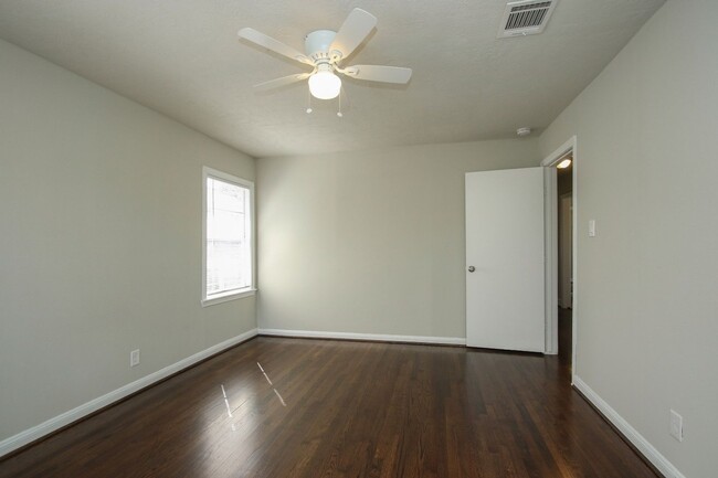 Building Photo - Move in ready! 3 bedroom 1 bath - 77033