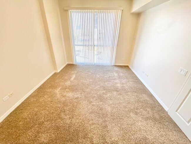 Building Photo - GREAT 1 BED, 1 BATH 867 SQFT HIGH RISE CON...