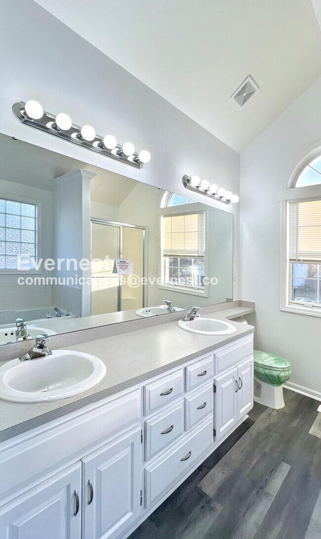 Building Photo - 1403 Rolling Dr