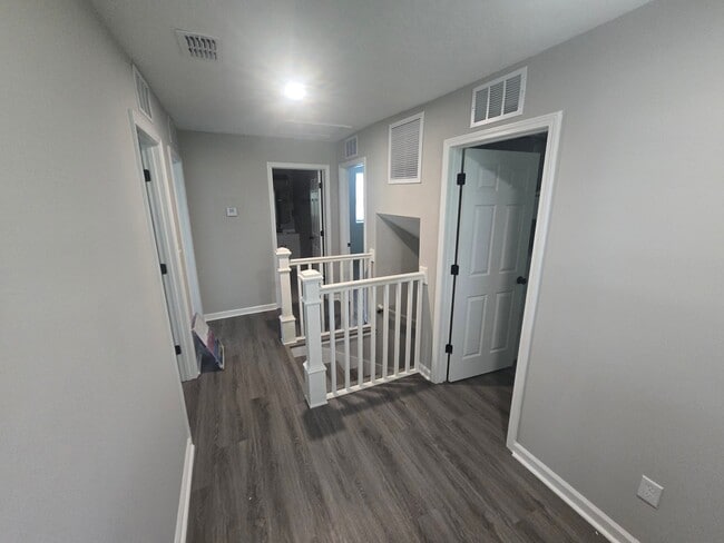 Building Photo - 9762 Bayview Ave