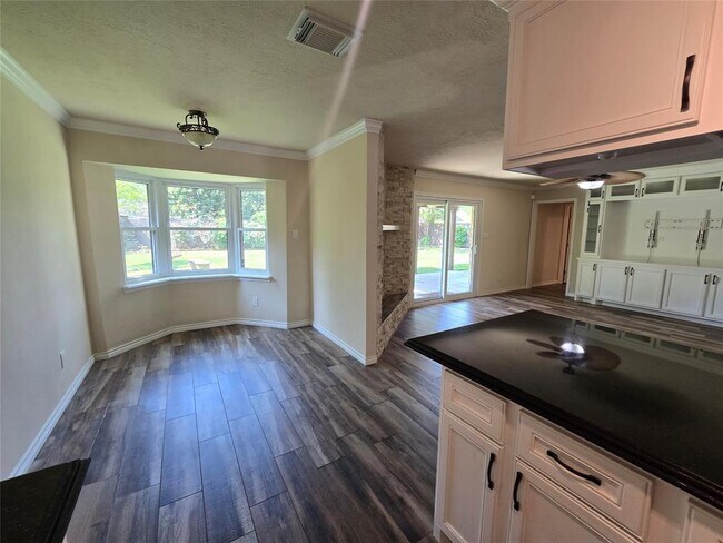 Building Photo - 9211 Kempwood Dr