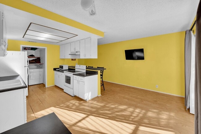 Building Photo - PARTIALLY FURNISHED 3 BEDROOM TOWNHOME NEAR CHINATOWN & STRIP