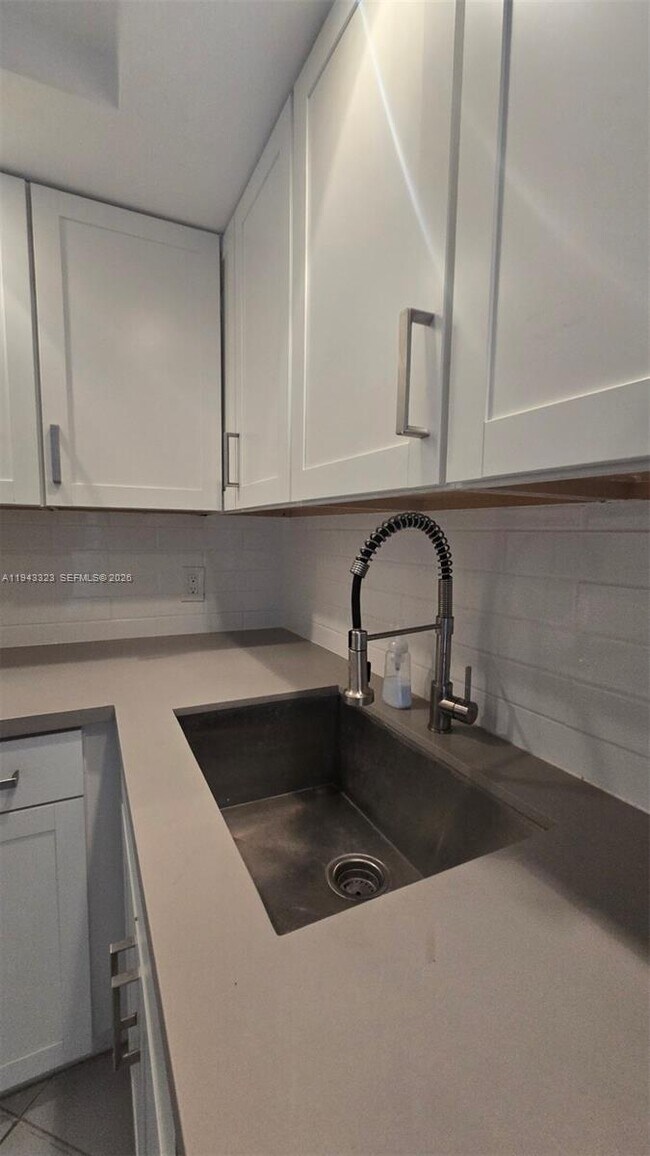 Building Photo - 9381 E Bay Harbor Dr